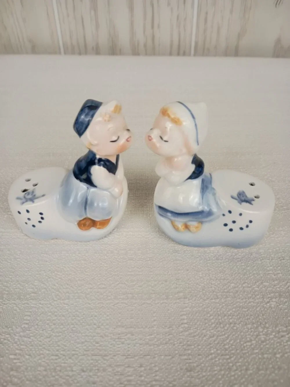 Vintage Blue White Kissing Dutch Boy Girl Salt Pepper Shakers E-5816 Enesco